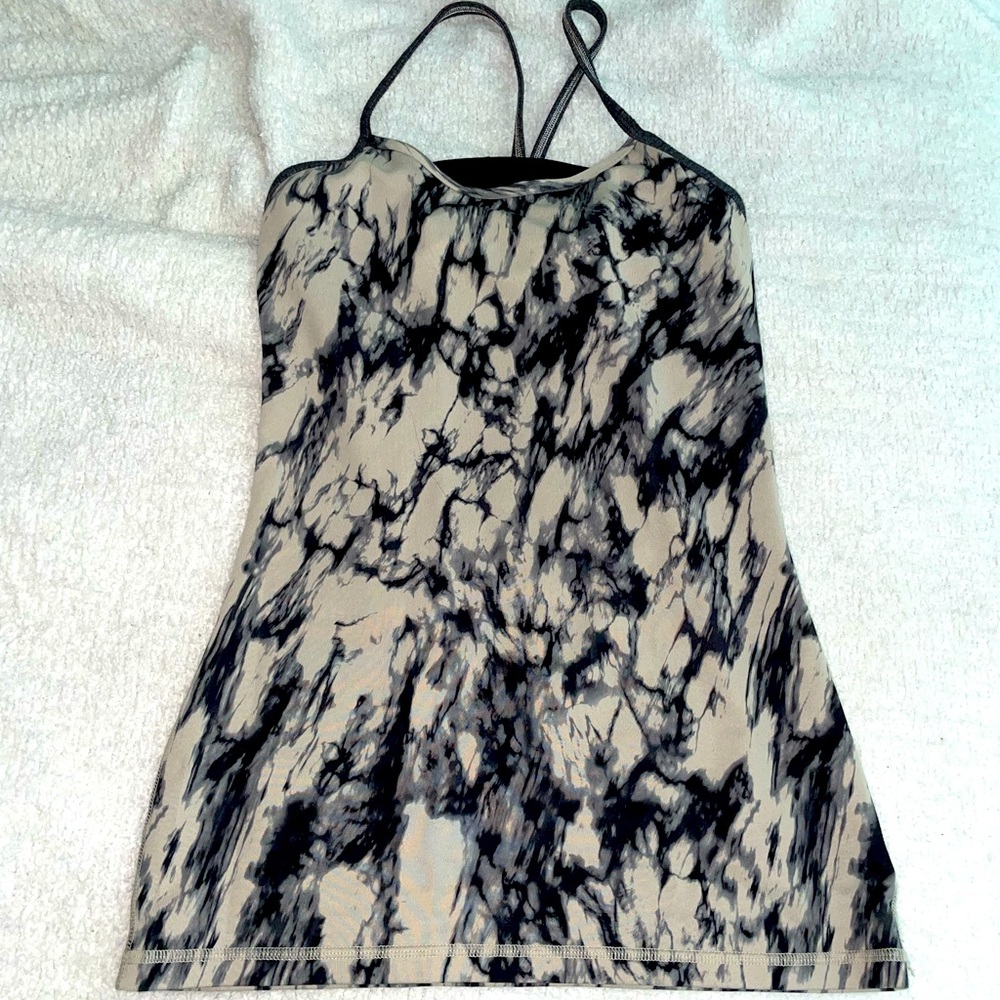 Lululemon power Y tank top size 6 in black and cream!